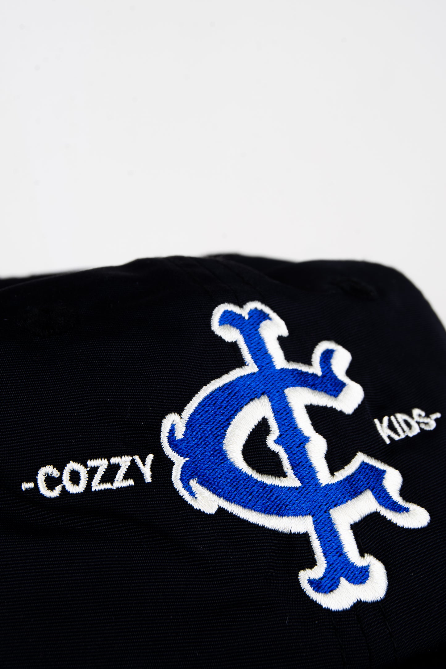 COZZY 6-PANEL BLACK CAP